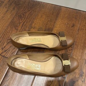 Chic Ferragamo brown shoe with short heel